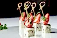 Канапе с голубым сыром, клубникой и мятой (10 шт)